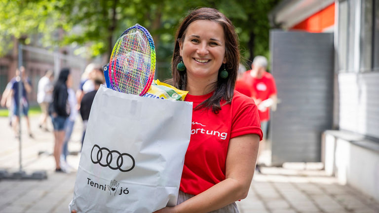 Jeder packt mit an und hilft beim Spendengüterverteilzentrum in Győr.